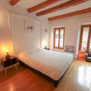 https://latypique-triplex-8-couchages-en-vieille-ville.hotels-rhonealpes.com